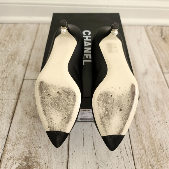 CHANEL Pearl Heel Black Leather Pump 5.5M - Picture 5 of 5